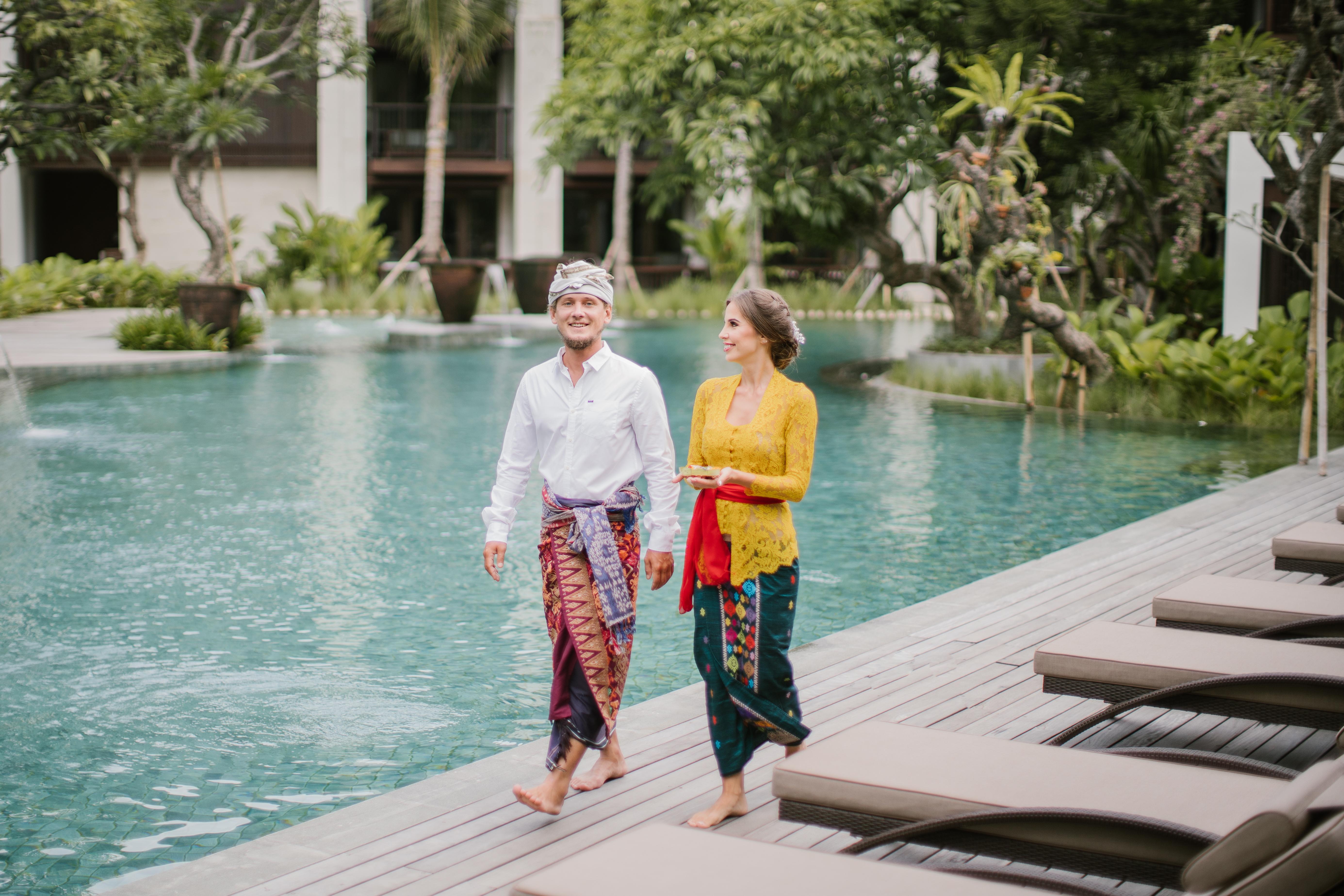 Ramayana Suites And Resort Kuta  Ngoại thất bức ảnh A Balinese couple wearing traditional Balinese attire