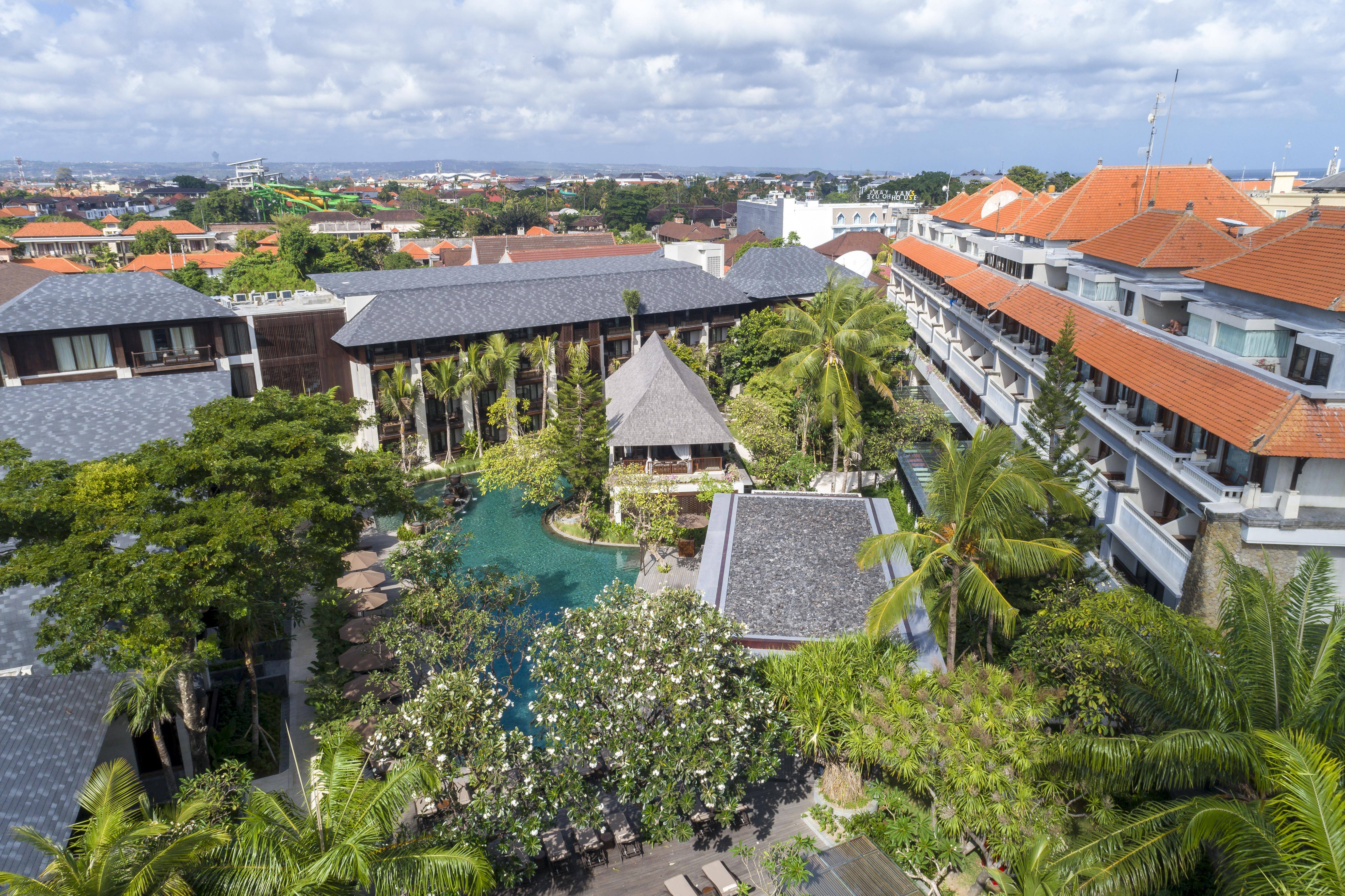 Ramayana Suites And Resort Kuta  Ngoại thất bức ảnh The hotel's main pool