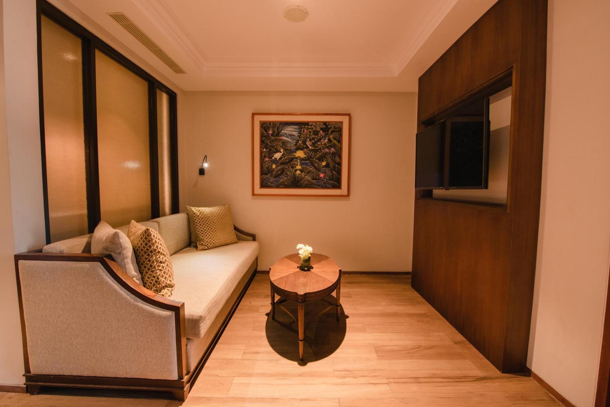Ramayana Suites And Resort Kuta  Ngoại thất bức ảnh A living room in a suite at the hotel