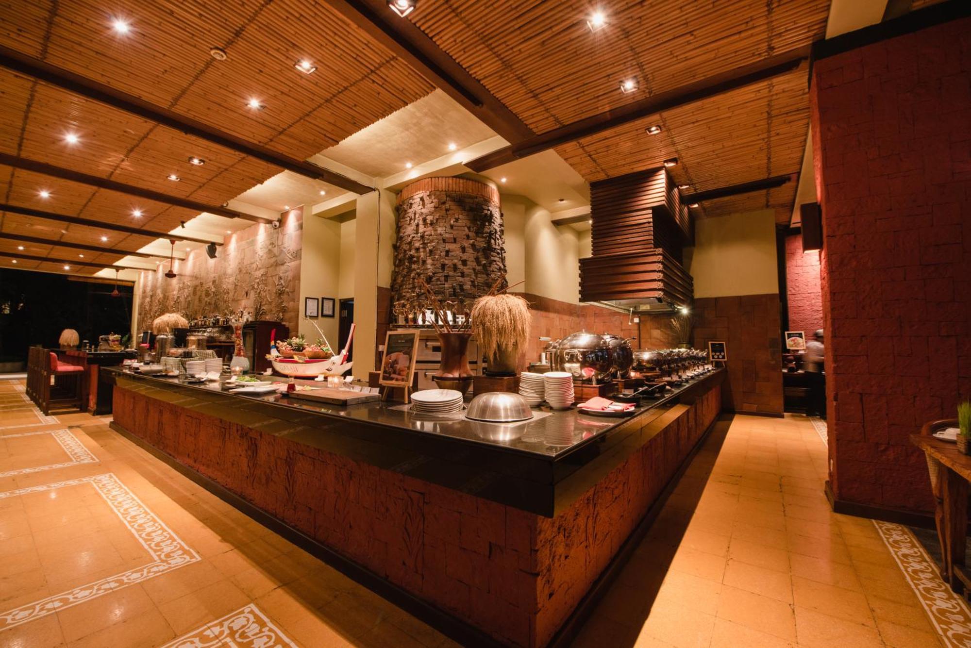 Ramayana Suites And Resort Kuta  Ngoại thất bức ảnh The restaurant at the Taj Bengal