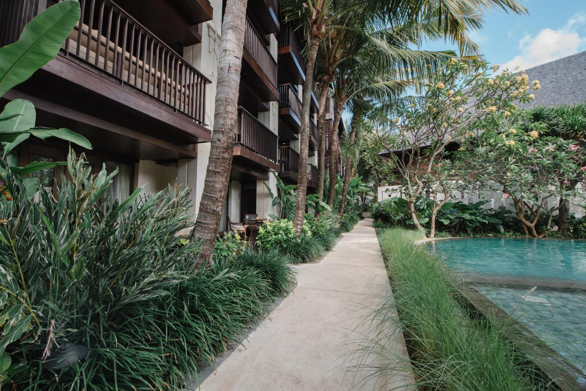 Ramayana Suites And Resort Kuta  Ngoại thất bức ảnh The hotel's pool