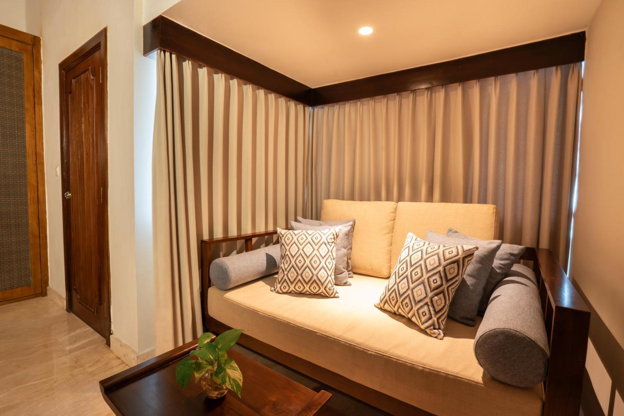 Ramayana Suites And Resort Kuta  Ngoại thất bức ảnh A sofa bed