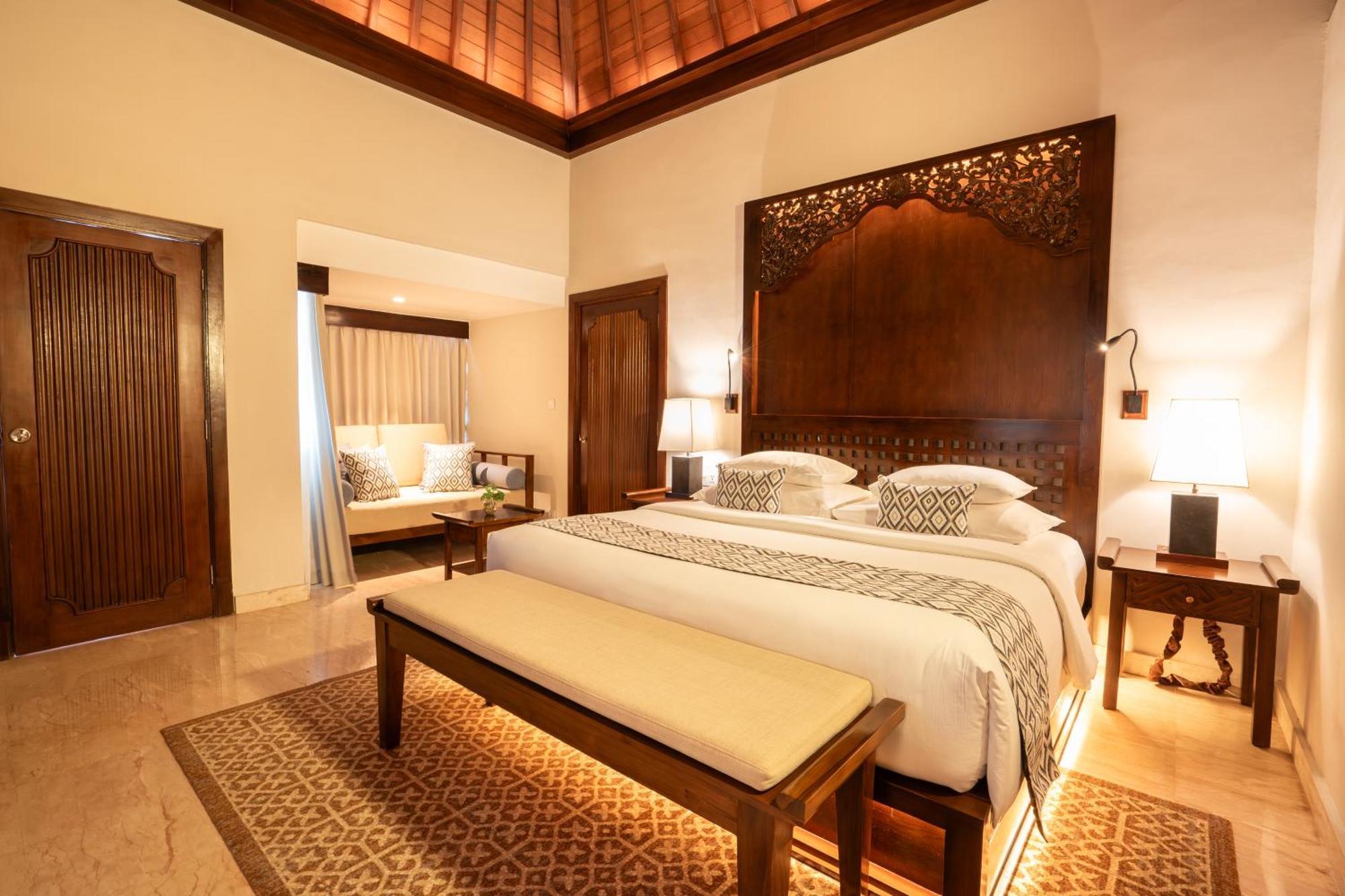 Ramayana Suites And Resort Kuta  Ngoại thất bức ảnh A bedroom at the Ritz-Carlton, Bahrain